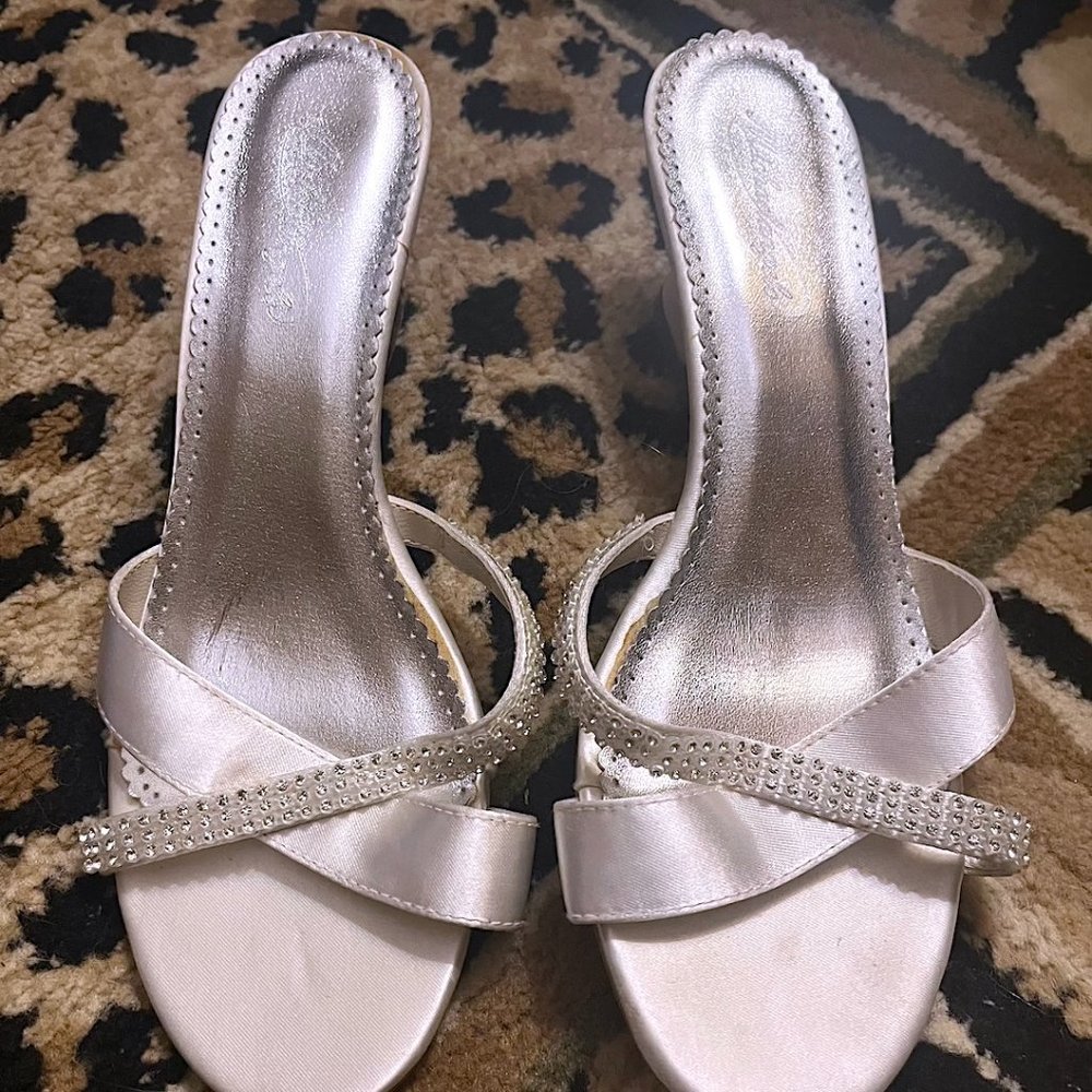 MICHAELANGELO IVORY WHITE RHINESTONE STRAPPY HEELS SIZE 7